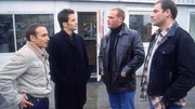 Semir (Erdogan Atalay, li.) und Jan (Christian Oliver, 2.v.li.) befragen die Schrottplatzbesitzer Ralle (Roland Pfaus, re.) und Marco (Jan Nissen).