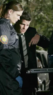 Obwohl Booth (David Boreanaz) den zu Tode verurteilten Mann, den er selbst hinter Gittern gebracht hat, immer noch f&uuml;r schuldig h&auml;lt, schaltet er Dr. Brennan (Emily Deschanel) und ihr Team ein. Bei der &Uuml;berpr&uuml;fung der damaligen Beweise st&ouml;&szlig;t die Gerichtsmedizinerin auf einige Ungereimtheiten...