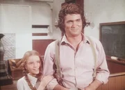 Nur mit Hilfe ihres Vaters gelingt es Laura (Melissa Gilbert, l.), f&uuml;r ihr Recht zu k&auml;mpfen. Im Kampf gegen den tyrannischen Lehrer zeigt sich Charles (Michael Landon, r.) unerschrocken und stolz.