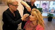 V.l.: Visagistin, Stylist und Kandidatin Monique.
