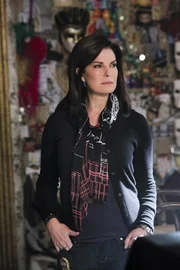 Det. Jo Danville (Sela Ward) findet n&uuml;tzliche Hinweise in der Wohnung der Toten: Wie es scheint, hatte die Frau tats&auml;chlich einen Mord beobachtet und war besessen davon den Fall auf eigene Faust zu l&ouml;sen. Hatte jemand Wind davon bekommen und die einzige Zeugin nun aus dem Weg ger&auml;umt?