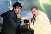 Letzte Einstellung vor Drehschluss am fiktiven Set von "Triple Wixx": Bastian (Bastian Pastewka, l.) in seiner Rolle als Inspector "Very Long" und Oliver Kalkofe (Oliver Kalkofe, r.) als Chief Inspector "Even Longer" ...