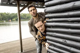 Renzo (Frederick Lau, vorne) will an einem Brandenburger See in die H&uuml;tte einbrechen, in der er sein geklautes Koks vermutet. Freund Milo (Elyas M'Barek, hinten) muss Wache schieben, auch, wenn er in Berlin Dringenderes zu tun h&auml;tte.