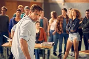 Der Streit zwischen Marie (Merle Peters, im Rollstuhl) und Tamika (Taynara Wolf, r.) artet ein wenig aus. Stefan (Hendrik Duryn, l.) und der G-Kurs gehen lieber in Deckung. Der Streit zwischen Marie (Merle Peters, im Rollstuhl) und Tamika (Taynara Wolf, r.) artet ein wenig aus. Stefan (Hendrik Duryn, l.) und der G-Kurs gehen lieber in Deckung.