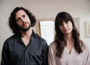 Seitentriebe SRF Serie Folge 8  Motiv 1 Nicht mehr im Gleichtakt Nicola Mastroberardino (Gianni) Vera Bommer (Nele) Buch: G&uuml;zin Kar Regie: G&uuml;zin Kar, Markus Welter Produktion: Langfilm   Copyright: SRF/Nikkol Rot NO SALES NO ARCHIVES  Die Ver&ouml;ffentlichung im Zusammenhang mit Hinweisen auf die Programme von Schweizer Radio und Fernsehen ist honorarfrei  und muss mit dem Quellenhinweis erfolgen. Jede weitere Verwendung ist honorarpflichtig, insbesondere auch der Wiederverkauf. Das Copyright bleibt bei Media Relations SRF. Wir bitten um Belegexemplare. Bei missbr&auml;uchlicher Verwendung beh&auml;lt sich das Schweizer Radio und Fernsehen zivil- und strafrechtliche Schritte vor.