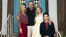 Die Blakes sind eine au&szlig;ergew&ouml;hnliche Familie... (Foto, v.l.n.r.: Michelle Pfeiffer, Robert de Niro, Dianna Agron, John D'Leo)Die Blakes sind eine auĂźergewĂ&para;hnliche Familie... (Foto, v.l.n.r.: Michelle Pfeiffer, Robert de Niro, Dianna Agron, John D'Leo)