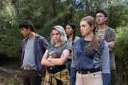 Dan (Max Crean, h. l.), Issie (Macey Chipping (v. M.), Caroline (Jacqueline Joe, h. M.), Natasha (Antonia Robinson, v. r.) und Caleb (Joshua Tan, h. r.) gr&uuml;beln dar&uuml;ber nach, wer f&uuml;r die Verseuchung des Badesees verantwortlich ist.