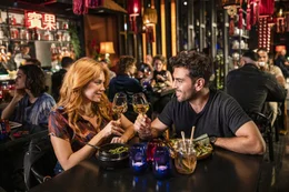 Milo (Elyas M'Barek) hat sich mit seiner Zufallsbekanntschaft Sunny (Palina Rojinski) zu einem ersten gemeinsamen Essen beim Thai verabredet.