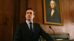 Denis Mc Donough (Jon Hamm)