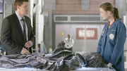 Dr. Brennan (Emily Deschanel) teilt Agent Booth (David Boreanaz) erste Untersuchungsergebnisse im Fall einer mumifizierten Leiche mit, die in der Wand einer Diskothek gefunden wurde.