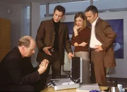 Jan (Christian Oliver, 2.v.li.) und Bonrath (Gottfried Vollmer, li.) pr&auml;parieren den Geldkoffer bei den Beatrice (Nana Kr&uuml;ger) und Niklas Gerlach (Rene Hofschneider).