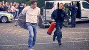 Stefan (Hendrik Duryn) und Sarah (Pina K&uuml;hr) sind alarmiert. Offenbar ist bei Felix' 'brennendem Skateboardstunt' etwas schief gegangen.