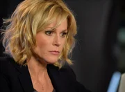 Claire (Julie Bowen)