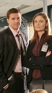 Dr. Temperance Brennan, genannt "Bones" (Emily Deschanel) und Special Agent Seeley Booth (David Boreanaz)