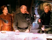 Commander Hale (Doug Abrahams) bitten Carter (Amanda Tapping) und ihre Freunde um Hilfe. Sollte es sich dabei, um eine Falle handeln? Commander Hale (Doug Abrahams) bitten Carter (Amanda Tapping) und ihre Freunde um Hilfe. Sollte es sich dabei, um eine Falle handeln?