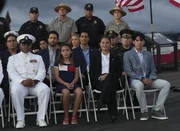 (vorne v.l.n.r.) Julie Tennant (Mahina Napoleon); Jane Tennant (Vanessa Lachey); Alex Tennant (Kian Talan); (hinten v.l.n.r.) Ernie Malik (Jason Antoon); Jesse Boone (Noah Mills); Kai Holman (Alex Tarrant)