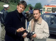 Nach einem schweren Unfall auf der Autobahn, hat ein Feuerwehrmann in der auf der Fahrbahn verstreuten Ladung eines Lkws ein P&auml;ckchen mit Drogen gefunden. Jan (Christian Oliver, li.) und Semir (Erdogan Atalay) ahnen, dass dies kein "normaler" Verkehrsunfall war...