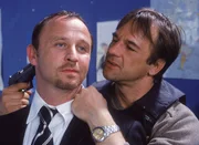 Semir ermittelt undercover in einem Autoschieberring. Die Aktion wird von Hauptkommissar Wiemeier vom LKA geleitet. Ziel des Auftrages ist es, den Anf&uuml;hrer der Bande, dingfest zu machen. Doch dann erh&auml;lt Semir von diesem den Auftrag, Hauptkommissar Wiemeier zu erschie&szlig;en, um seine Loyalit&auml;t zu beweisen. Im Bild: Hauptkommissar Wiemeier (Peter Davor, re.) hat mit dem "Zar", alias Millberg (Alexander Held), eine offene Rechnung.