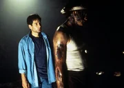 Tief im Inneren des Mount Avalon trifft Mulder (David Duchovny, l.) auf den Vulkanologen Trepkos (Bradley Whitford, r.), den seine Kollegen f&uuml;r einen M&ouml;rder halten.