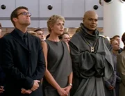 Carter (Amanda Tapping), Jackson (Michael Shanks, li.) und Teal´c (Christopher Judge) sind zur 10-jährigen Ehrung des Stargates und des ersten SG-Teams gekommen. Nur Colonel Jack O´Neill verweigert den Besuch der Festlichkeiten... Carter (Amanda Tapping), Jackson (Michael Shanks, li.) und Teal´c (Christopher Judge) sind zur 10-jährigen Ehrung des Stargates und des ersten SG-Teams gekommen. Nur Colonel Jack O´Neill verweigert den Besuch der Festlichkeiten...