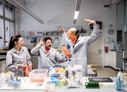 Kindsk&ouml;pfe an der Arbeit: Carol Schuler als Gloria, Leonardo Nigro als Heinz,  Nicola Mastroberardino als Gianni