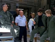 Das Stargate hat sich geöffnet und ein blutverschmierter Zettel kam durchgeflogen. Das SG-1 Team untersuchen die Schrift...(v.li.n.re.: Richard Dean Anderson als Colonel O´Neill, Christopher Judge als Teal´c, Don S. Davis als General Hammond, Teryl Rothery als Dr. Frasier, Michael Shanks als Jackson, Amanda Tapping als Samantha) Das Stargate hat sich geöffnet und ein blutverschmierter Zettel kam durchgeflogen. Das SG-1 Team untersuchen die Schrift...(v.li.n.re.: Richard Dean Anderson als Colonel O´Neill, Christopher Judge als Teal´c, Don S. Davis als General Hammond, Teryl Rothery als Dr. Frasier, Michael Shanks als Jackson, Amanda Tapping als Samantha)