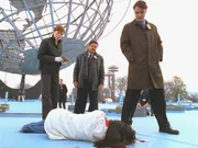 Die Studentin Meena (Mahira Kakkar) wurde ermordet. Wheeler (Julianne Nicholson) und Logan (Chris Noth, r.) untersuchen den Tatort.