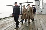 1954 landet der U.S.-Marshal Teddy Daniels (Leonardo DiCaprio, r.) mit seinem Partner Chuck Aule (Mark Ruffalo, 2.v.l.) auf dem entlegenen Shutter Island. Dort ist aus dem Ashecliffe Hospital, einem Krankenhaus f&uuml;r geisteskranke Schwerverbrecher, eine M&ouml;rderin spurlos verschwunden ...