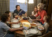 Ein gemeinsames Familienessen endet in einer Streiterei um das Rinderbrustrezept: (v.l.n.r.) Georgie (Montana Jordan), Sheldon (Iain Armitage), George (Lance Barber), Mary (Zoe Perry), Meemaw (Annie Potts) und Missy (Raegan Revord) ...