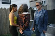 Kann Spike (Johnny Hopkins, M.) Meredith (Janina Gavankar, l.) und Jake (Josh Lucas, r.) bei den Ermittlungen in ihrem neuen Fall behilflich sein?