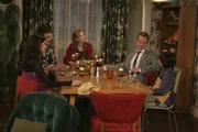 Als Barneys Mutter Loretta (Frances Conroy, M.) schwer krank war, hat ihr Barney (Neil Patrick Harris, 2.v.r.) eine L&uuml;ge aufgetischt, damit sie sich keine Sorgen um ihn macht. Jetzt wo sie wieder gesund ist, m&uuml;ssen Robin (Cobie Smulders, l.), Marshall (Jason Segel, 2.v.l.) und Grant (Zachary Gordon, r.) mitspielen, damit es nicht auffliegt ...