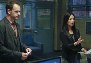 Trent Annunzio, Professor f&uuml;r Ostasienstudien, wurde mit zwei Sch&uuml;ssen in den Augen get&ouml;tet. Sherlock Holmes (Jonny Lee Miller, l.) und Joan Watson (Lucy Liu, r.) versuchen alles, um den M&ouml;rder zu fassen ...