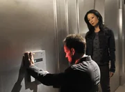 Als ein einbruchssicherer Banktresor geknackt wurde, beginnt Sherlock Holmes (Jonny Lee Miller, l.) mit den Ermittlungen und wird von Joan Watson (Lucy Liu, r.) unterst&uuml;tzt ...