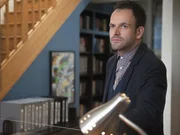 Ermittelt in einem verd&auml;chtigen Fall von Fahrerflucht, bei dem ein bekannter Verschw&ouml;rungstheoretiker involviert war: Sherlock (Jonny Lee Miller) ...