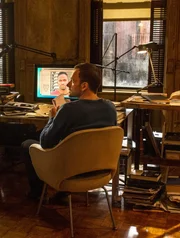 Versucht, auf h&ouml;chst eigenwillige Weise Kriminalf&auml;lle zu l&ouml;sen: Sherlock Holmes (Jonny Lee Miller) ...