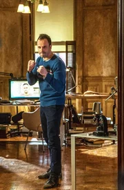 Sherlock Holmes (Jonny Lee Miller)