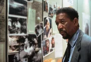 Mithilfe der Fotos der verschwundenen Frauen will sich Polizeipsychologe Alex Cross (Morgan Freeman) ein Bild von dem Serienkiller machen ...