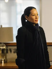 Das Verschwinden einer Frau, die ihrem Mann ein tr&auml;nenreiches Trennungsvideo hinterlie&szlig;, in dem au&szlig;erdem ein Mord auf einem U-Bahn-Gleis erw&auml;hnt wird, ist Joan Watsons (Lucy Liu) erster Soloauftrag ...