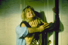 Marianne Graves (Goldie Hawn) muss sich gegen einen Angreifer wehren.