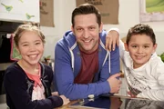 Alexander Kumptner mit den Kochkids Lara und Luis.