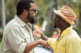Auch wenn die beiden im Laufe ihres turbulenten ersten Abenteuers so etwas wie Freunde geworden sind, ist James (Ice Cube, l.) von den F&auml;higkeiten seines baldigen Schwagers Ben (Kevin Hart, r.) alles andere als &uuml;berzeugt und die beiden geraten immer wieder in hitzigen Wortgefechten aneinander.