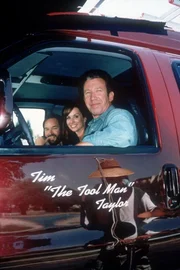 Stolz wie Oskar! Tim (Tim Allen, r.) nimmt Heidi (Debbe Dunning) und Al (Richard Karn) mit auf Probefahrt in seinem neuen Auto. Stolz wie Oskar! Tim (Tim Allen, r.) nimmt Heidi (Debbe Dunning) und Al (Richard Karn) mit auf Probefahrt in seinem neuen Auto.