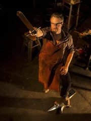 Unter den Augen von Juror J. Neilson (Bild) kreieren die Kandidaten in dieser Folge ihre Waffe mit der Hada-Technik - einem traditionellen Verfahren, bei dem mehrere Stahlschichten zusammengeschmiedet werden.