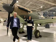 Presenterin Raksha Dave mit dem renommierten Historiker Dilip Sarkar vor einem "Spitfire"-Jagdflugzeug im Museum der Royal Air Force im Londoner Stadtteil Hendon im Norden der britischen Hauptstadt. Presenterin Raksha Dave mit dem renommierten Historiker Dilip Sarkar vor einem "Spitfire"-Jagdflugzeug im Museum der Royal Air Force im Londoner Stadtteil Hendon im Norden der britischen Hauptstadt.