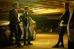 Die FBI-Agentin Wilcox (Rosamund Pike, M.) und ihr Kollege Montgomery (Clive Owen, l.) schlagen Pete Koslow (Joel Kinnaman, r.) einen Deal vor, den er nicht ablehnen kann.