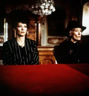 Evelyn Lauritzen (Iris Berben) und ihre Gro&szlig;mutter Herta (Brigitte Horney) erwarten mit Spannung die Testament-Er&ouml;ffnung. Nicht nur f&uuml;r sie kommt es dabei zu &uuml;berraschenden Verf&uuml;gungen.