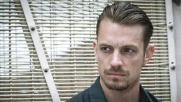 Nach seiner vorzeitigen Entlassung aus dem Gef&auml;ngnis wurde Pete Koslow (Joel Kinnaman) zum FBI-Informanten.