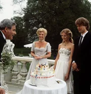 Martin Graf von Guldenburg (Karl Heinz Vosgerau), in zweiter Ehe verheiratet mit Christine Gr&auml;fin von Guldenburg (Christiane H&ouml;rbiger) und ihren Kindern Nane (Katharina B&ouml;hm) und Sascha (Jochen Horst) haben sich um die Geburtstagstorte versammelt und erwarten nun &ndash; wie es alter Brauch ist &ndash; dass das Geburtstagskind die Kerzen ausbl&auml;st.
