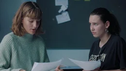 Agnes (Vivelill S&oslash;gaard Holm, l.) und Sofie (Maya Louise Skipper Gonzales)    +++ Die Verwendung des sendungsbezogenen Materials ist nur mit dem Hinweis und Verlinkung auf RTL+ gestattet. +++