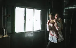 Um aus dem Gef&auml;ngnis zu entkommen, attackiert Pete Koslow (Joel Kinnaman, l.) den korrupten W&auml;rter Slewitt (Sam Spruell, r.).